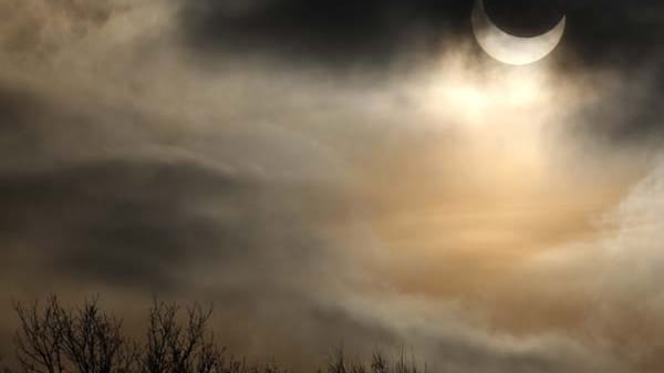 Das Jahr 2011 startete mit einer partiellen Sonnenfinsternis. Dabei schob sich - wie hier in München fotografiert - der dunkle Neumond vor die Sonne.