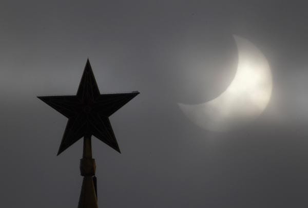 Die Silhouette des Kreml-Sterns vor dem Himmelsphänomen.