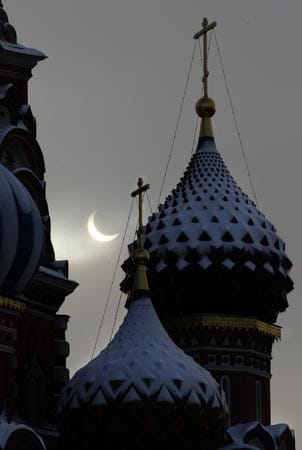 ... über der Basilius Kathedrale in Moskau...