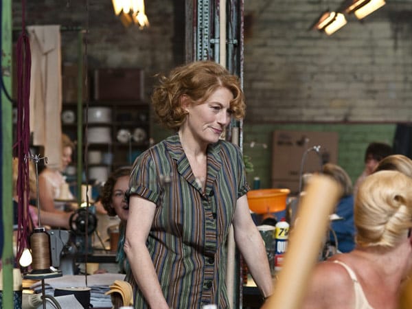 Auch Connie (Geraldine James) näht wie Rita in den Fordwerken in Dagenham unter einfachsten Bedingungen Autositze zusammen. In der Fabrikhalle ist es oft so unerträglich heiß, dass die Frauen - nur mit Unterwäsche bekleidet - arbeiten. Auch Connie (Geraldine James) näht wie Rita in den Fordwerken in Dagenham unter einfachsten Bedingungen Autositze zusammen. In der Fabrikhalle ist es oft so unerträglich heiß, dass die Frauen - nur mit Unterwäsche bekleidet - arbeiten.