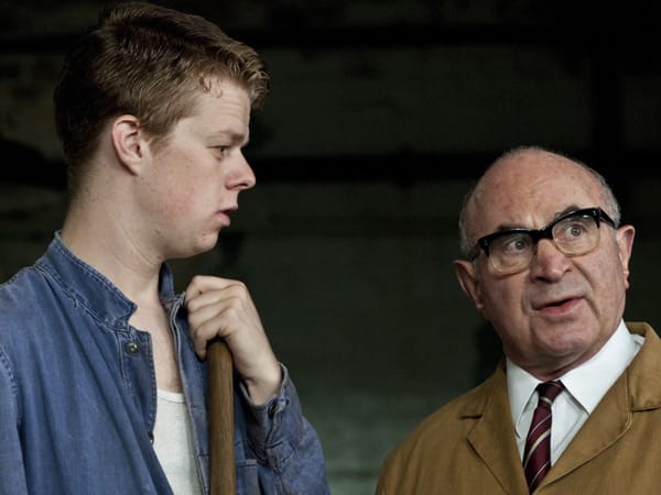 Gemeinsam mit dem Gewerkschaftsobmann Albert (Bob Hoskins) tritt Rita bei den Gewerkschaftsführern und Firmenbossen für die Ziele der Frauen ein. Gemeinsam mit dem Gewerkschaftsobmann Albert (Bob Hoskins) tritt Rita bei den Gewerkschaftsführern und Firmenbossen für die Ziele der Frauen ein.