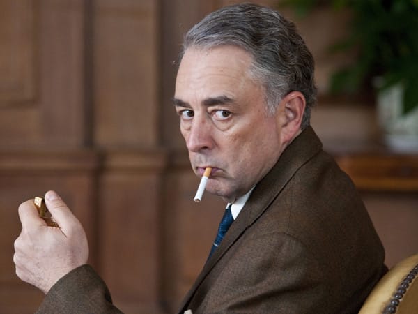 Die Fordzentrale in Michigan schickt Robert Tooley (Richard Schiff) nach England, um das Problem zu lösen. Doch er muss feststellen das er die Sitution unterschätzt hat. Die Fordzentrale in Michigan schickt Robert Tooley (Richard Schiff) nach England, um das Problem zu lösen. Doch er muss feststellen das er die Sitution unterschätzt hat.