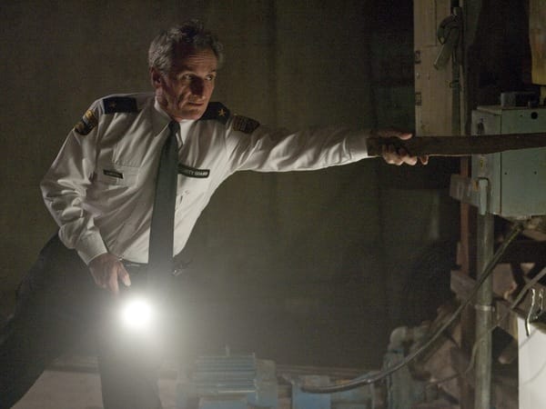 Sicherheitsangestellter Lustig (Matt Craven) versucht, die Eingeschlossenen zu befreien - erfolglos. Sicherheitsangestellter Lustig (Matt Craven) versucht, die Eingeschlossenen zu befreien - erfolglos.