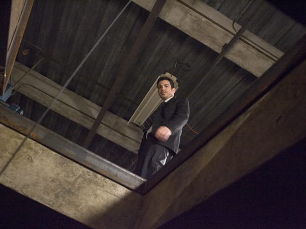 Detective Bowen (Chris Messina) von der Morkomission wird hinzugezogen und deckt nach und nach die fragwürdige Vergangenheit der feststeckenden Personen auf. Detective Bowen (Chris Messina) von der Morkomission wird hinzugezogen und deckt nach und nach die fragwürdige Vergangenheit der feststeckenden Personen auf.