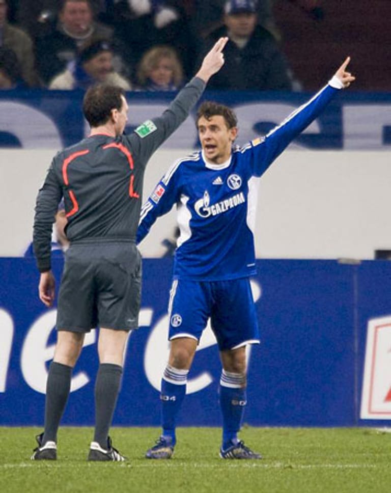 Schalkes Rafinha bestätigt den Pfiff von Florian Meyer: Da geht's lang!