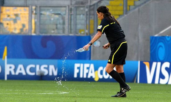 Dagmar Damkova sorgt bei der U-20-WM der Frauen für saubere Verhältnisse, nachdem sich eine Spielerin aus Ghana übergeben musste.