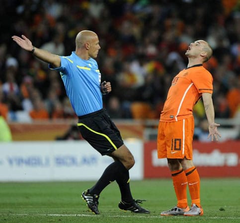 Wesley Sneijder schreit noch seinen Frust heraus, da lenkt Howard Webb das Spiel schon wieder in die andere Richtung.