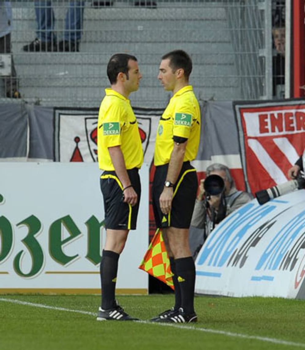 Wäre die Fahne nicht, könnte man das Zwiegespräch zwischen Schiedsrichter Marco Fritz und seinem Assistenten für ein Spiegelbild halten.