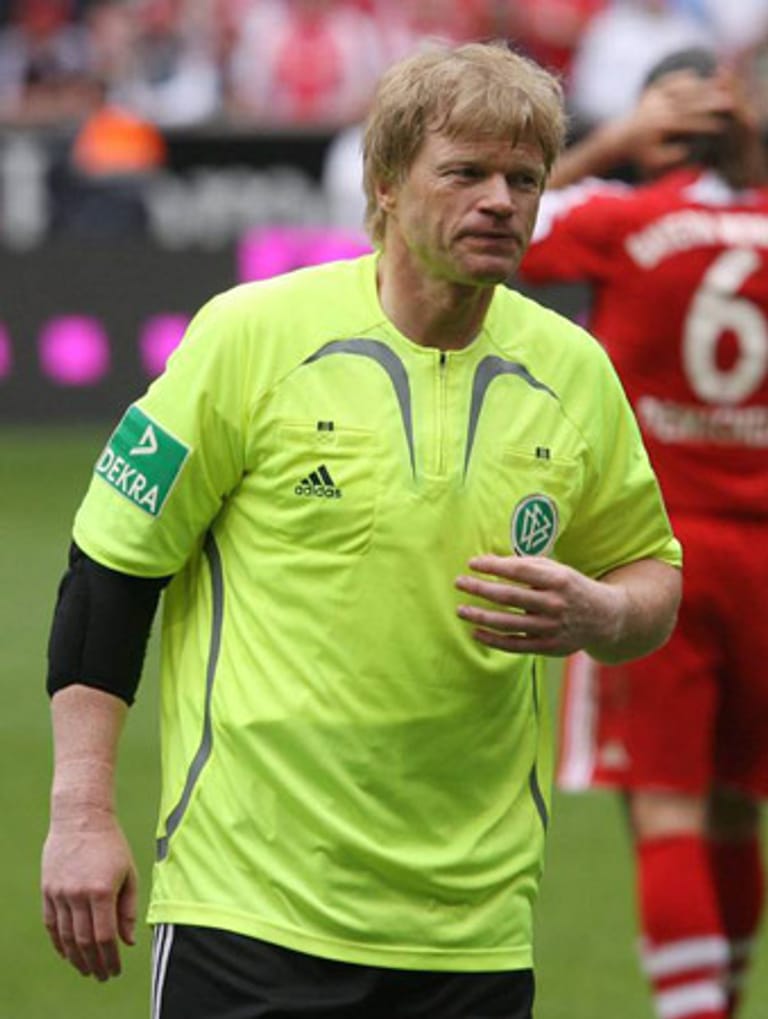 Oliver Kahn tauscht nach seinem letzten Auftritt für die Bayern das Trikot mit Schiedsrichter Markus Merk, der ebenfalls die Bundesliga-Bühne verlässt.
