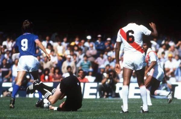 Walter Eschweiler kommt beim WM-Spiel 1982 zwischen Peru und Italien zu Fall und dreht eine Rolle rückwärts.