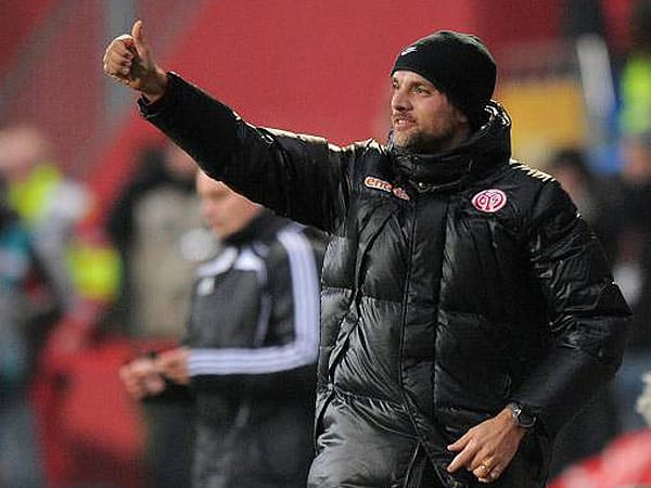 Daumen hoch: Bis auf den zweiten Tabellenplatz hat Thomas Tuchel den FSV Mainz 05 in der Bundesliga geführt. Die 45.000 Euro Monatseinkommen lassen den Trainer dagegen nur auf den 13. Platz in der Gehaltsrangliste landen.