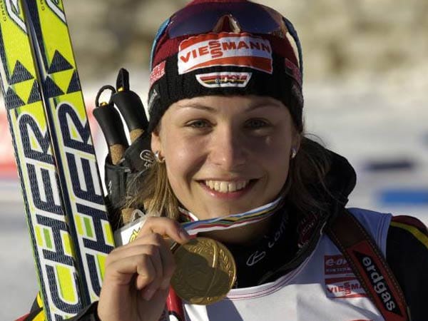 Der erste Titel bei Weltmeisterschaften für Magdalena Neuner: Bei der Biathlon-WM 2007 in Antholz gewinnt sie das Sprintrennen.