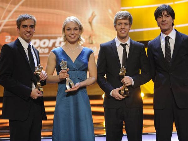 Auch bei der Wahl zur Sportlerin des Jahres 2010 gehört Neuner zu den Favoritinnen: Sie belegt Platz zwei hinter Maria Riesch. Sebastian Vettel (2. v. re.) und die Fußball-Nationalelf, hier vertreten durch Bundestrainer Jogi Löw (re.) und Philipp Lahm (li.), werden ebenfalls als Preisträger geehrt.