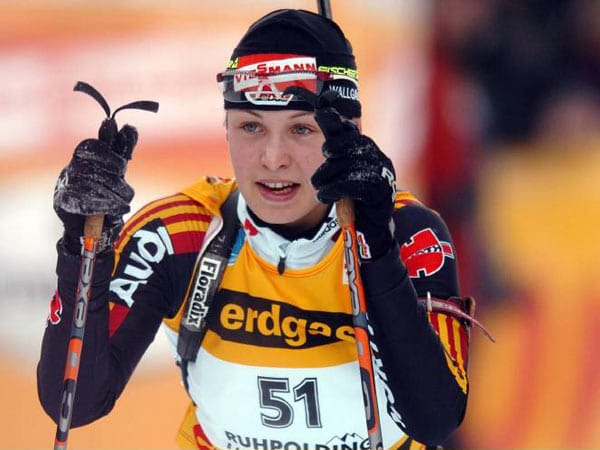 Als mehrfache Juniorenweltmeisterin feiert Magdalena Neuner Anfang 2006 ihr Debüt im Biathlon-Weltcup. Die damals 18-Jährige läuft im Sprintrennen von Ruhpolding auf Platz 41.