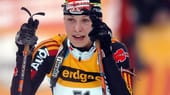 Als mehrfache Juniorenweltmeisterin feiert Magdalena Neuner Anfang 2006 ihr Debüt im Biathlon-Weltcup. Die damals 18-Jährige läuft im Sprintrennen von Ruhpolding auf Platz 41.