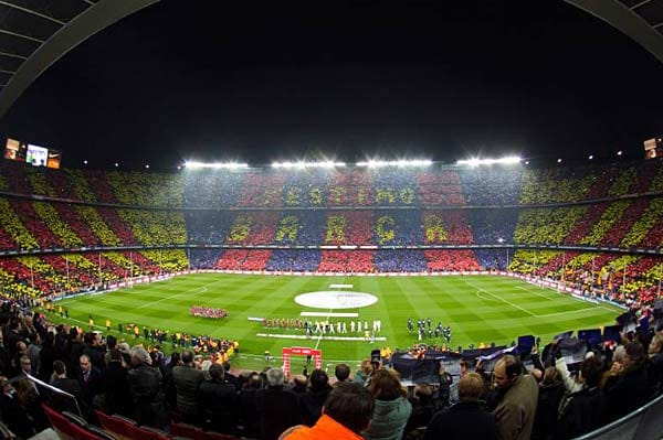 1. Platz: Camp Nou, Barcelona. Schnitt: 86.000 Zuschauer. Das größte Stadion Europas mit 98.787 Plätzen zieht auch die meisten Zuschauer an. Klar, der FC Barcelona spielt wunderschönen Fußball.