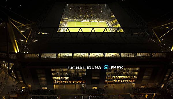 2. Platz: Signal Iduna Park, Dortmund. Schnitt: 77.385 Zuschauer. Ein Fußball-Tempel, in dem die zufriedenen Fans des Tabellenführers von Borussia Dortmund regelmäßig ausrasten.