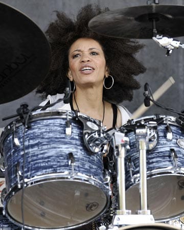 So kennen eingefleischte Musik-Fans Wuschelkopf und Profi-Drummerin Cindy Blackman. Bevor sie für Santana trommelte, spielte sie zwischen 1993 und 2004 für dessen Musiker-Kollegen Lenny Kravitz.