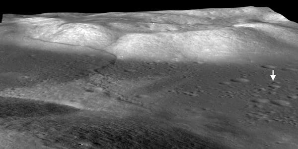 Verwerfung "Gregory Scarp": Das erste Mal wurden die charakteristischen Verwerfungen und Abhänge dieser Art während der "Apollo"-Missionen in den Jahren 1971 und 1972 fotografiert. Sie entstanden vermutlich bei Mondbeben. Verwerfung "Gregory Scarp": Das erste Mal wurden die charakteristischen Verwerfungen und Abhänge dieser Art während der "Apollo"-Missionen in den Jahren 1971 und 1972 fotografiert. Sie entstanden vermutlich bei Mondbeben.