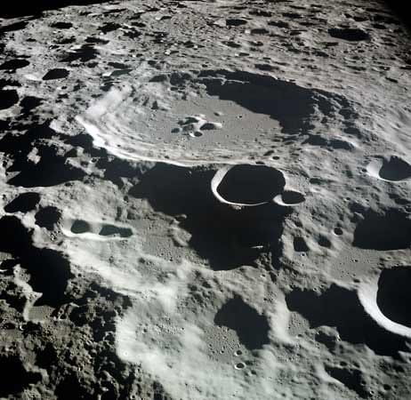 Krater: Die undatierte "Apollo 11"-Aufnahme zeigt die von Kratern übersäte Mondoberfläche. Meist weniger gewaltig als Meteoriteneinschläge - dafür häufiger - sind Mondbeben. Ihre Auslöser sind oft die Gezeiten. Krater: Die undatierte "Apollo 11"-Aufnahme zeigt die von Kratern übersäte Mondoberfläche. Meist weniger gewaltig als Meteoriteneinschläge - dafür häufiger - sind Mondbeben. Ihre Auslöser sind oft die Gezeiten.