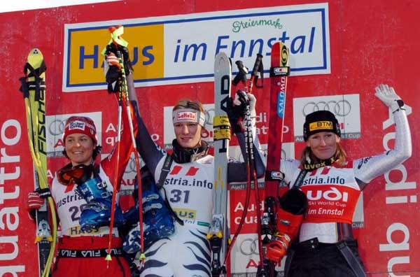 Im Januar 2004 gewinnt Riesch ihr erstes Weltcup-Rennen: die Abfahrt im österreichischen Haus. Mit ihr auf dem Podest die Österreicherin Renate Götschl (r. ) und Isolde Kostner aus Italien.
