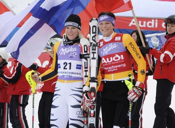 Mit Schwester Susanne wächst für Maria im Slalom eine neue Konkurrentin heran. Nach dem Torlauf von Aspen im Dezember 2009 stehen die Schwestern gemeinsam auf dem Podest.