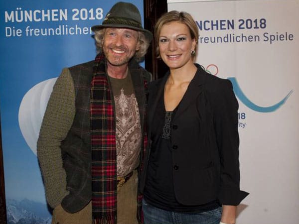 Riesch engagiert sich - hier mit Thomas Gottschalk - auch für die Olympia-Bewerbung von München und ihrer Heimatstadt Garmisch-Partenkirchen für 2018.