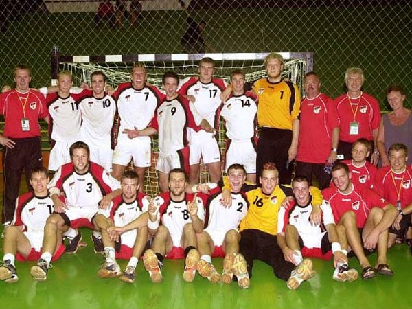 Mit der Junioren-Auswahl des DHB nimmt der Rechtshänder an der Weltmeisterschaft 2003 teil.
