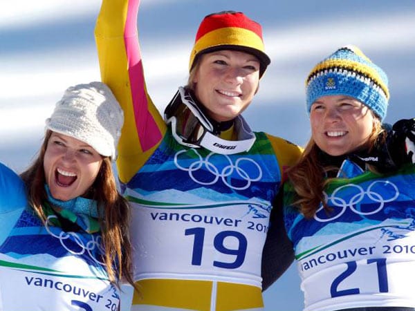 Davon profitiert die Deutsche und holt olympisches Gold in der Kombination, vor der US-Amerikanerin Julia Mancuso (l.) und Anja Paerson. Wenige Tage später krönt Riesch die Winterspiele mit ihrer zweiten Goldmedaille - im Slalom.