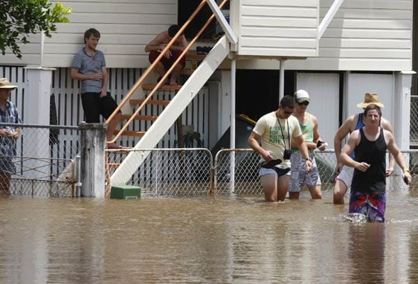 Flutkatastrophe: Die Ministerpräsidentin von Queensland, Anna Bligh, rief zu Zusammenhalt auf: Menschen, die auf höherem Grund leben, sollten bereit sein, Flüchtlinge aus Überschwemmungsgebieten aufzunehmen.