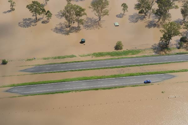 Flutkatastrophe: Viele wichtige Verbindungsstraßen in der Gegend wie der Warrego Highway sind überflutet und nicht mehr passierbar.