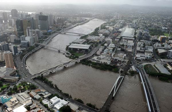 Flutkatastrophe: Der Brisbane River, der mitten durch die Stadt fließt, ist an vielen Stellen ist er über die Ufer getreten und hat Straßen und Häuser unter Wasser gesetzt.