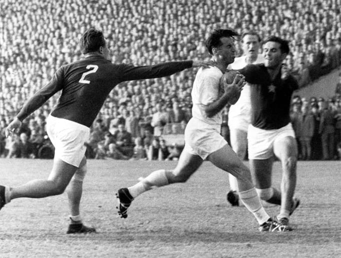 Walter Schädlich (Mitte, hier im Halbfinale gegen die Tschechoslowakei) wird mit Deutschland im eigenen Land Weltmeister 1955. Im Endspiel heißt es 25:13 gegen die Schweiz.