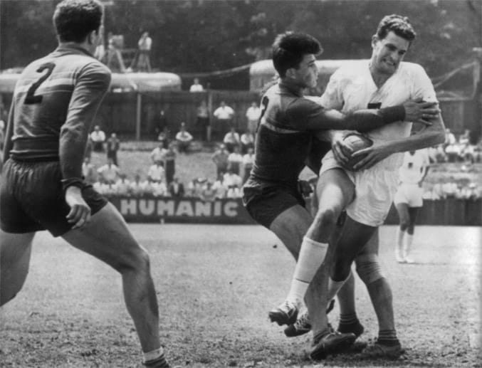 Bei der WM 1959 nimmt ein gemeinsames Team von Spielern aus der Bundesrepublik und der DDR teil. Der Weltmeister heißt erneut Deutschland (weiße Trikots). Hier eine Szene aus dem Finale gegen Rumänien.