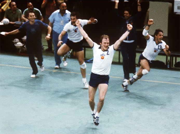 Grenzenloser Jubel bei den Spielern der DDR und Trainer Paul Tiedemann (li.). Sie holen bei den Olympischen Spielen 1980 durch ein dramatisches 23:22 nach Verlängerung gegen Gastgeber UdSSR die Goldmedaille.