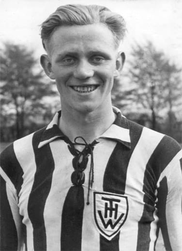 Heinrich, genannt Hein Dahlinger, ist der Mann des deutschen Handballs in den 50er Jahren. Er räumt nicht nur zahlreiche Titel mit dem THW Kiel ab, sondern wird mit der Nationalmannschaft 1952 und 1955 Feldhandball-Weltmeister, 1954 dazu Vize-Weltmeister in der Halle.