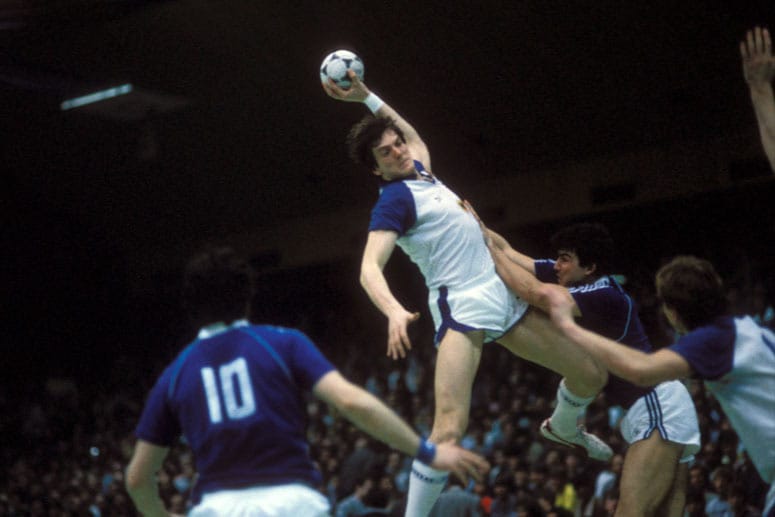 Bei der WM 1986 treffen beide deutsche Mannschaften in der Hauptrunde aufeinander. Die DDR (mit der Nr. 10 Frank-Michael Wahl, am Ball Andreas Dörhöfer) setzt sich deutlich mit 24:15 durch, wird letztlich Dritter. Das DHB-Team landet auf Rang sieben.
