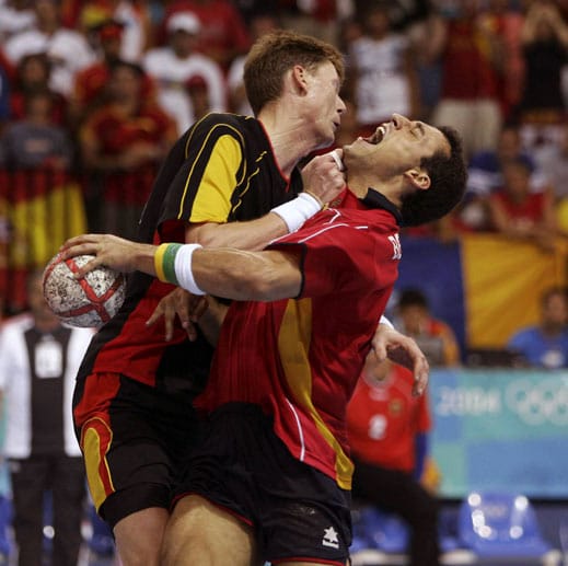 Was für ein Handball-Krimi: Deutschland und Spanien (hier Volker Zerbe gegen Jon Belaustegui, re.) gehen 2004 im Olympia-Viertelfinale bis ins Siebenmeterwerfen. Da gewinnt Deutschland. Nach dem Halbfinal-Erfolg gegen Russland winkt der ganz große Coup, aber wieder steht Kroatien im Weg.