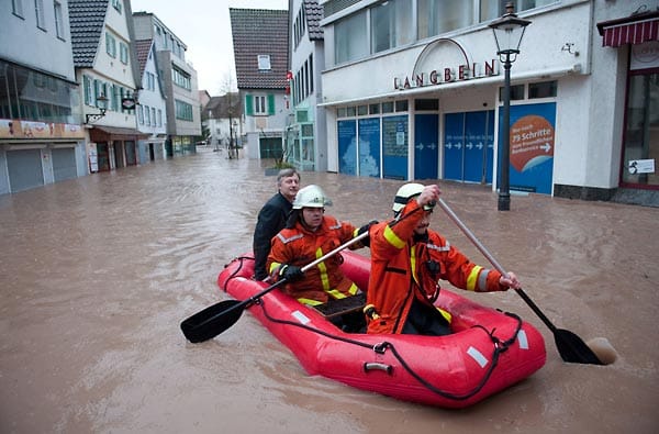 Besser ging's mit dem Schlauchboot: Feuerwehrleute brachten einen Bewohner der überfluteten Innenstadt Backnangs ins Trockene.