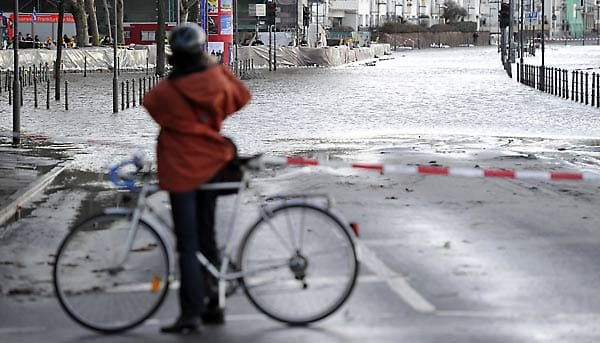 In Frankfurt am Main haben die Hochwasserschutzwände ihren Zweck jetzt schon erfüllt.