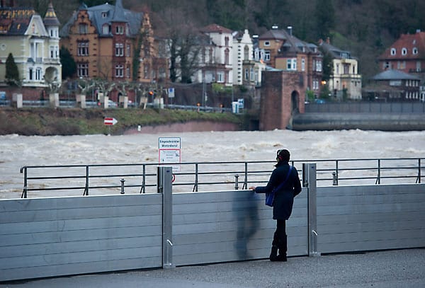 Auch der Neckar in Heidelberg führt am Freitag starkes Hochwasser.