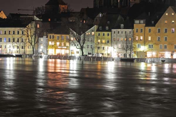Regensburg schrammt am Samstag knapp an einer Flutkatastrophe vorbei.