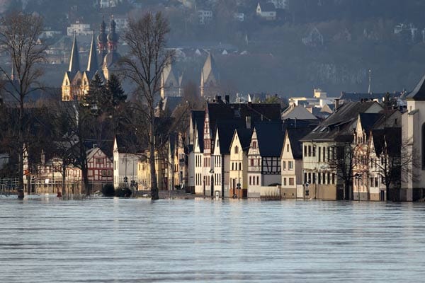 Hochwasser: Auch im Stadtteil Neuendorf in Koblenz ist noch Land unter. Allerdings ist hier zunächst Entwarnung angesagt. In der Nacht von Samstag auf Sonntag erreichte der Rhein seinen Höchststand.