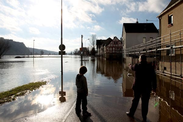Hochwasser: Sobald das Wasser zurückgeht, wollen die Koblenzer mit den Aufräumarbeiten beginnen. "Der Dreck muss nach dem Wasser ja immer schnell weggeräumt werden, sonst sitzt er fest", sagte ein Sprecher des Amts für Brand- und Katastrophenschutzes in Koblenz.