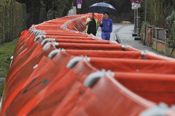 Hochwasser: In Hanau schützen mobile Dämme seit vergangener Woche ein Wohngebiet vor dem Hochwasser des Mains.