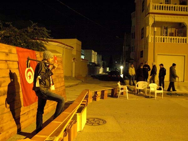 Sousse: Hier patrouillieren Mitglieder einer Bürgerwehr, um ihre Häuser vor Plünderern zu schützen. Sousse: Hier patrouillieren Mitglieder einer Bürgerwehr, um ihre Häuser vor Plünderern zu schützen.