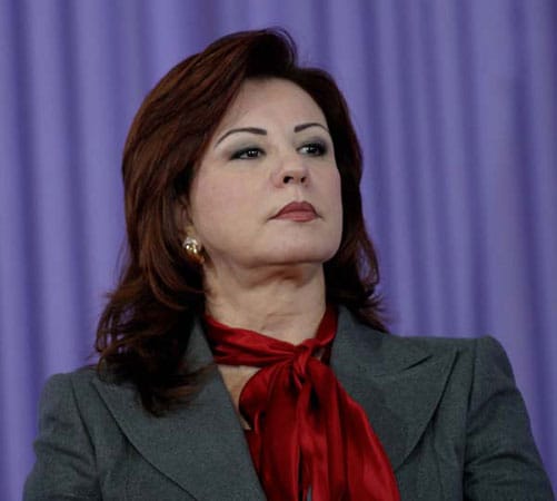 Tunesien: Leila Ben Ali, die Ehefrau des gestürzten Präsidenten Zine El Abidine Ben Ali, soll kurz vor ihrer Flucht noch 1,5 Tonnen Gold von einer Bank abgeholt haben. Mit Goldbarren im Wert von 45 Millionen Euro sei sie in ein Flugzeug in Richtung Dubai gestiegen. (Archivfoto: dpa) Tunesien: Leila Ben Ali, die Ehefrau des gestürzten Präsidenten Zine El Abidine Ben Ali, soll kurz vor ihrer Flucht noch 1,5 Tonnen Gold von einer Bank abgeholt haben. Mit Goldbarren im Wert von 45 Millionen Euro sei sie in ein Flugzeug in Richtung Dubai gestiegen. (Archivfoto: dpa)