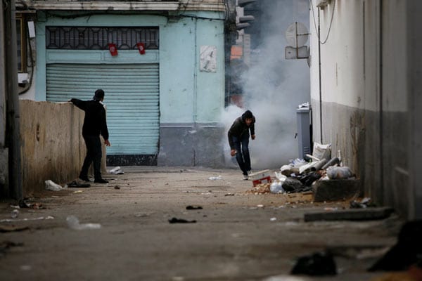 Tunesien im Ausnahmezustand: Immer wieder ist es, wie hier in Tunis, zu Straßenkämpfen gekommen. Tunesien im Ausnahmezustand: Immer wieder ist es, wie hier in Tunis, zu Straßenkämpfen gekommen.