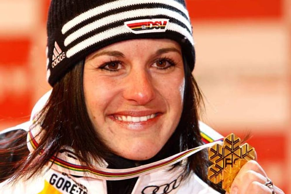 2009 schafft Kathrin Hölzl die Sensation. In Val d'Isere fährt sie auf Rang eins. Sie ist damit die erste deutsche Weltmeisterin im Riesenslalom seit 31 Jahren. Euphorisiert von dem Erfolg führen ihre Betreuer wahre Jubeltänze auf.