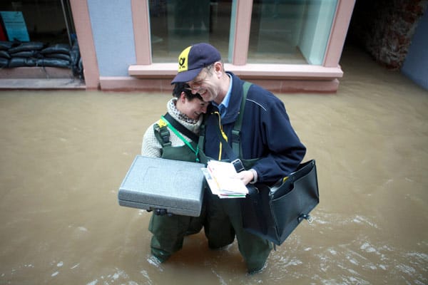 Die Altstadt von Wertheim steht unter Wasser. Ob Post oder Essen auf Rädern - ohne dicke Spezialhosen geht hier nichts.